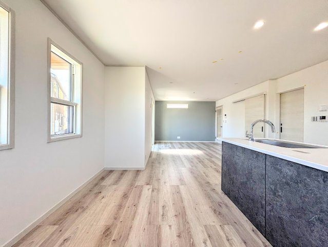 戸塚区前田町　新築戸建ての居間・リビング|◆ご家族の会話がはずむ、開放的なＬＤＫです。休日はお陽さまの光をたっぷりととりこめるぽかぽかリビングで過ごしませんか？
