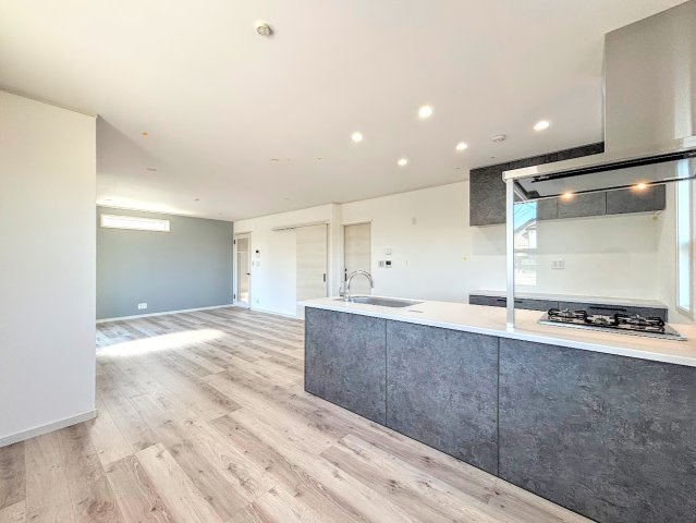 戸塚区前田町　新築戸建ての居間・リビング|◆広々としたリビング・ダイニングは、シックでモダンな内装。落ち着いた雰囲気に包まれて、伸びやかな空間のなかで、ゆったりと家族団らんのひとときを過ごせます。
