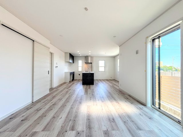 戸塚区前田町　新築戸建ての居間・リビング|◆家族で食卓を囲むダイニングスペースと、ソファでゆったりくつろぐリビングスペースがしっかり区切られているので家具の配置や用途を使いわけしやすいです。
