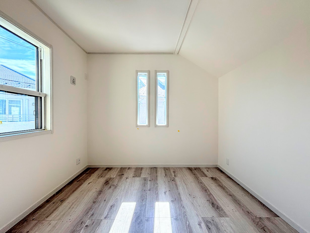 戸塚区前田町　新築戸建ての洋室|◆二面採光で、陽差しを長時間受ける事が出来る暖かい室内です。もちろん複層ガラスなので、遮音性にも優れ、結露も発生しにくい構造。サッシ周りのカビが発生しにくくなります。
