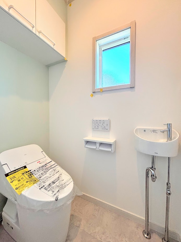 戸塚区前田町　新築戸建てのトイレ|◆清潔感のある白を基調とした落ち着ける空間。小窓をもうけていますので、こもりやすい空気の入れ替えも簡単に行えますね！
