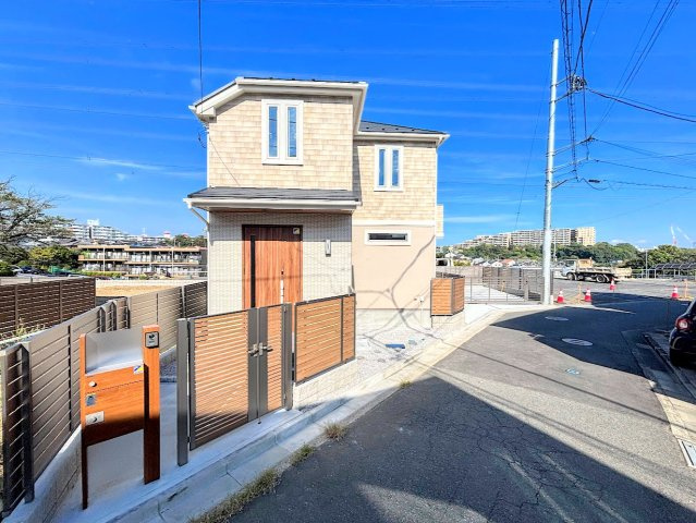 戸塚区前田町　新築戸建ての前面道路含む現地写真|◆前面道路も幅員があり車の運転も安心！前面道路は閑静な住宅地。車通りの少ない道路です。お子様にも安心です。
