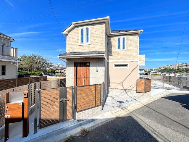 戸塚区前田町　新築戸建ての外観|◆一戸建てを中心とした街並みが整然と続き、周辺は高い建物が建っていないので、緑の多い閑静な趣を感じる環境です。街並みや周辺環境も重要なポイントです！！
