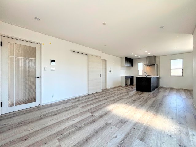 戸塚区前田町　新築戸建ての居間・リビング|◆一家だんらんのスペースとなるＬＤＫ。窓から明るい光が差し込み、思わず家族の会話も弾む快適な空間。
