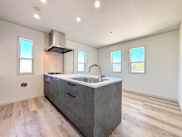 戸塚区前田町　新築戸建てのキッチン|◆キッチンからダイニングやリビングが見渡せるキッチン。料理をしながら家族とコミュニケーションをとれるだけでなく、大きな開放感も得られることができます。
