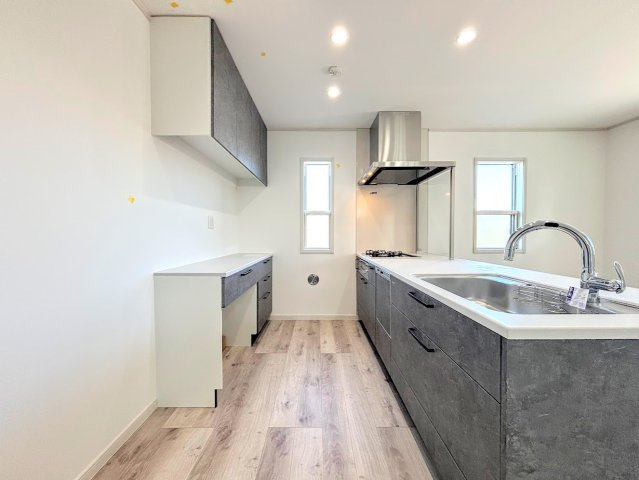 戸塚区前田町　新築戸建てのキッチン|◆デザイン性と機能性を兼ね備えたキッチンです。リビングスペースとの一体感が生まれ、広々空間を演出してくれます。
