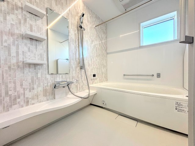 戸塚区前田町　新築戸建ての浴室|◆お子様と一緒にバスタイムを楽しめる広々空間。浴室乾燥機付で心地よいバスタイムを実現します。
