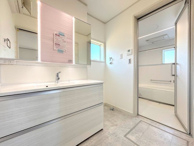 戸塚区前田町　新築戸建ての独立洗面台|◆毎日使う場所だから、機能的で使いやすさに配慮したパウダールーム。すっきりと使えるように収納も豊富にご用意しています。
