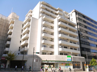 【外観】 | モダンでスタイリッシュな印象を与えるグレーを基調とした外観。