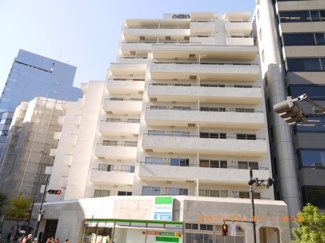 【外観】 | 陽光浴びる外観がシンプルな外観をより際立たせ、人々の記憶に存在感を植え付けます。