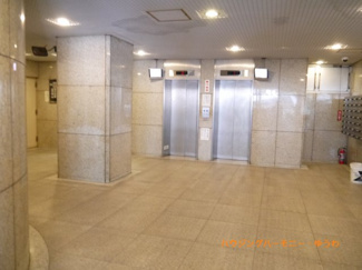 【エントランス】 | 重厚感溢れるエントランスは、マンションの優雅さを示す特徴でもあります。