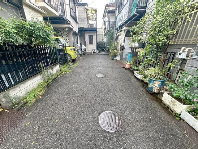 大田区東糀谷１丁目の中古一戸建の前面道路含む現地写真|前面道路：右側奥が本物件 