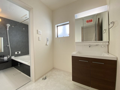 【独立洗面台】 | うるま市江洲（全4棟）ラスト3号棟 | 3号棟　三面鏡付き洗髪洗面化粧台♪