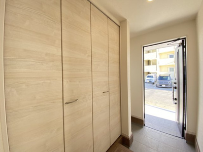 【玄関】 | うるま市江洲（全4棟）ラスト3号棟 | 3号棟　十分な収納付き玄関♪