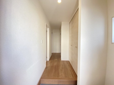 【玄関】 | うるま市江洲（全4棟）ラスト3号棟 | 3号棟　十分な収納付き玄関♪