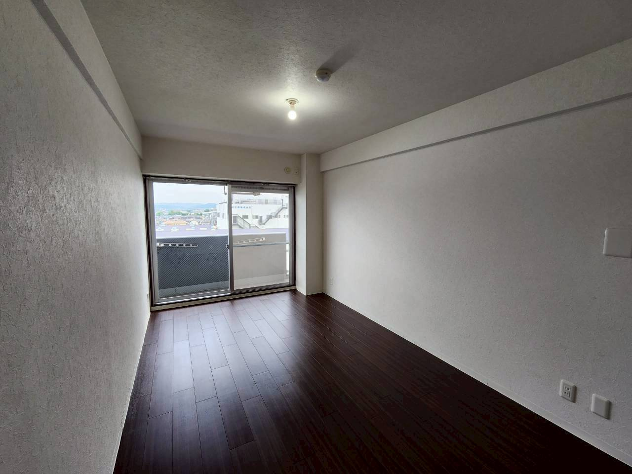 エグゼK&KⅡの洋室|日当たりのよい南向きの洋室8.1帖