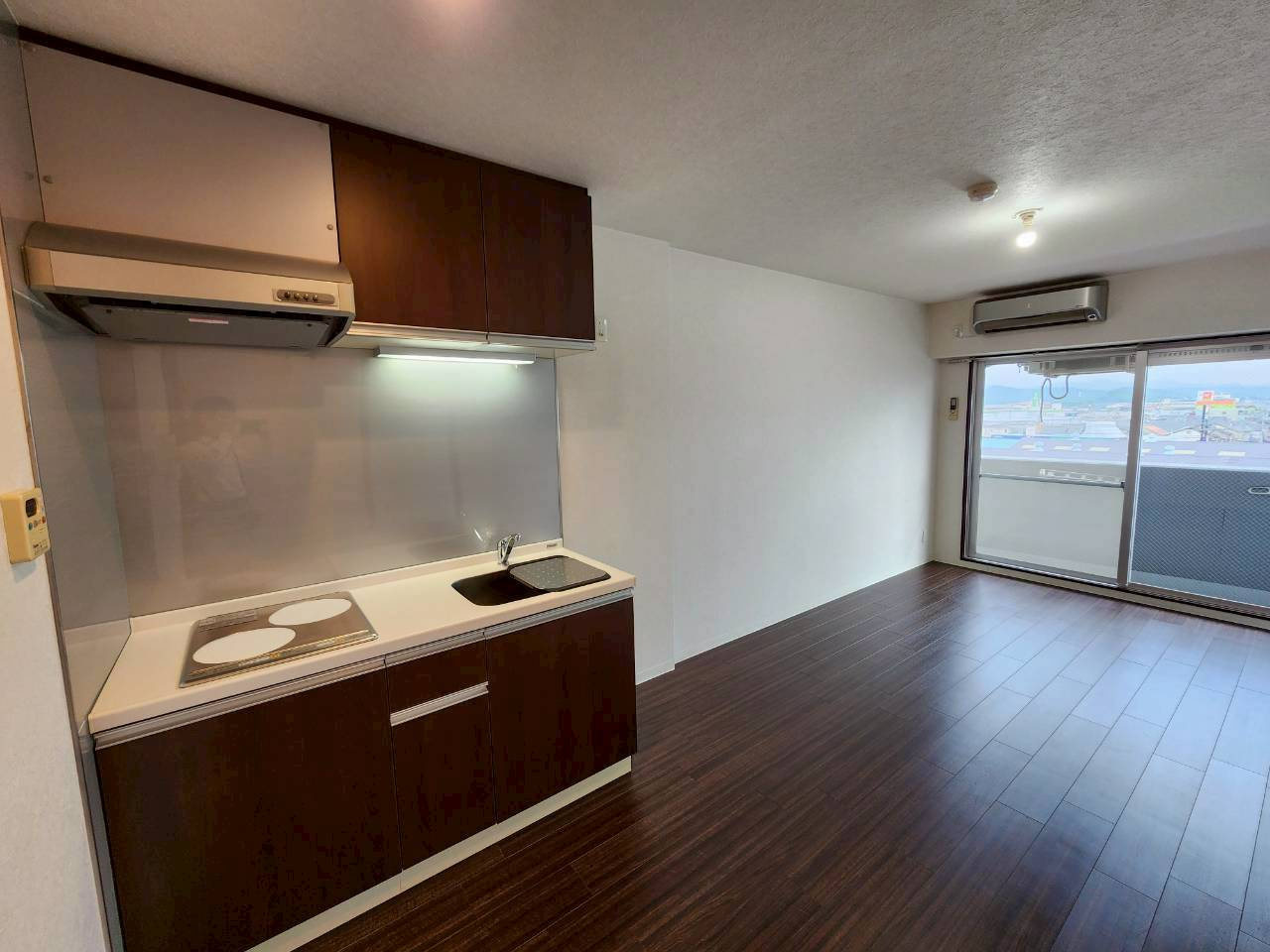 エグゼK&KⅡの内装|日当たりのよい南向きのLDK　エアコン1台付き