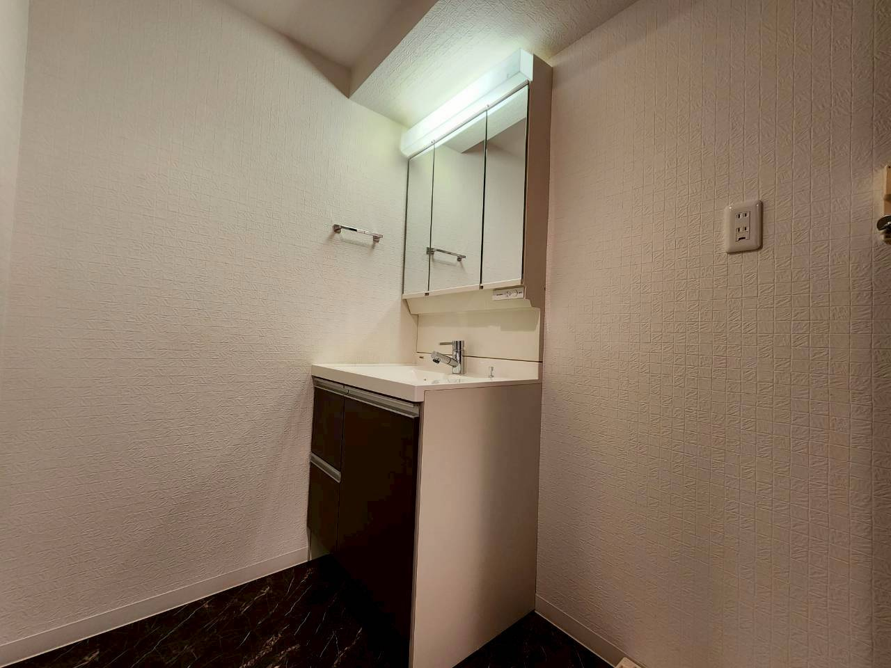 エグゼK&KⅡの洗面所|鏡の裏に収納スペースありの独立洗面台