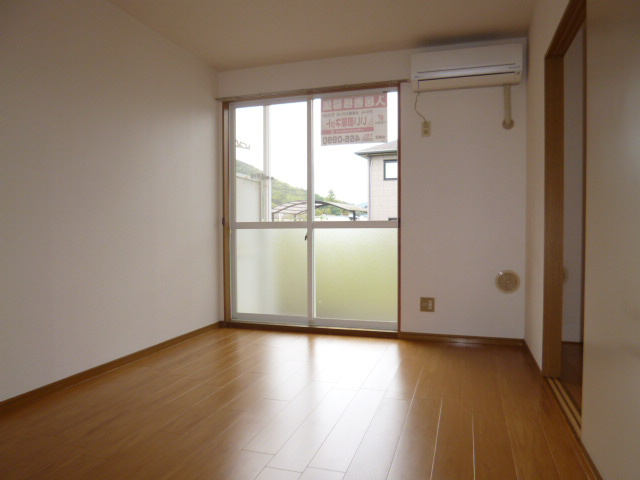 ニューシティK＆Eの居間・リビング|洋室