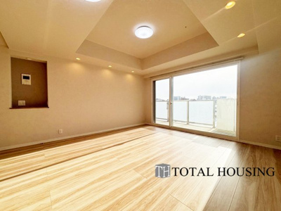 【居間・リビング】 | クルーザーバレー札幌プレミアム | 大きな窓辺からの日差しが暖かい室内は、自然と住まう人の気分も明るくなり、リビングでの素敵なワンシーンが演出されます♪