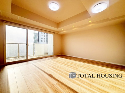 【居間・リビング】 | クルーザーバレー札幌プレミアム | 約16.4帖の広々としたリビングが魅力的♪日当たりもよく居心地の良い空間です。家族とのコミュニケーションが自然と弾むような仕様は、住む人に笑顔をという想いが込められています。