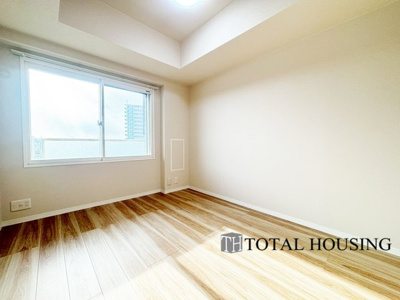 【洋室】 | クルーザーバレー札幌プレミアム | 洋室　約5.7帖
大きな窓からたっぷりの日差しが降り注ぐ明るい室内です。気持ちの良い朝日を受けて、目覚めの良い健康的な朝を迎えられそうです。