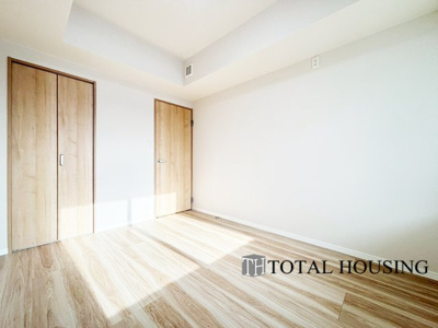 【洋室】 | クルーザーバレー札幌プレミアム | 洋室　約5.7帖
家族一人ひとりの大切なプライベート空間。趣味に合わせて使って頂けるようシンプルに仕上げてあります。暮らし心地を大きく左右する収納を、適材適所に配置し使い勝手を考慮しました。