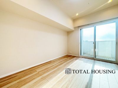 【洋室】 | クルーザーバレー札幌プレミアム | 洋室　約6.9帖
開放的なバルコニー直結のお部屋です。大きな窓はお日様の光をたっぷり取り込み、明るく癒されるプライベートルームになりそうです。