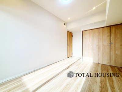 【洋室】 | クルーザーバレー札幌プレミアム | 洋室　約6.9帖
心と体をゆったりと安らげる洋室。お部屋のゆとりが大きい分だけ、暮らしの安らぎは深まります。次の日を心地よく迎えたいから、頑張った自身の心と体を労わる設計へ。