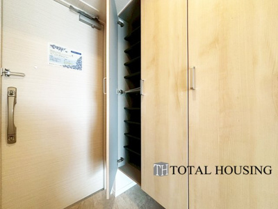 【玄関】 | クルーザーバレー札幌プレミアム | 人を迎え入れる最初の場所だからこそ、清潔感と余裕のある玄関スペースです♪散らかりがちな玄関ですが、トールサイズの玄関収納を設けたのでいつでもスッキリとした場所を保てます。