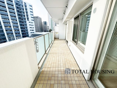 【バルコニー】 | クルーザーバレー札幌プレミアム | 広いバルコニーは、暮らしの中での光と風を演出してくれています。開放的な空間をお楽しみください。