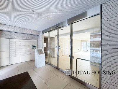 【その他】 | クルーザーバレー札幌プレミアム | オートロックシステムを採用しており、セキュリティ面に優れた安心のマンションです。防犯対策もしっかりしているため、小さなお子様のいるご家庭や女性の方にも、安心してお住まいいただけます。