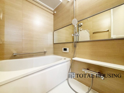 【浴室】 | クルーザーバレー札幌プレミアム | 一日の疲れを癒してくれる場所なので、快適に過ごして頂く為にゆったりサイズのバスタブを用意しました。是非半身浴をお楽しみ下さい。