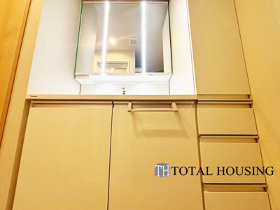 【独立洗面台】 | クルーザーバレー札幌プレミアム | 一日の始まりの朝、歯磨きをしたりメイクや髪をセットしたり・・・使いやすさが考えられた3面鏡です♪シャワー付水栓で洗面台でのシャンプーや毎日の掃除に大変便利ですね♪