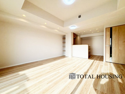 【居間・リビング】 | クルーザーバレー札幌プレミアム | 室内にいても、たっぷりの陽光と爽やかな風を感じて頂ける、開放感あふれるリビングです。
ご家族と穏やかに過ごす、心地の良い時間が流れます。