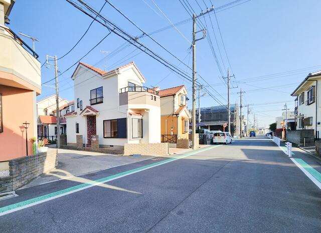 葛飾区西水元４丁目の中古一戸建の前面道路含む現地写真|前面道路広々８．０ｍ公道 