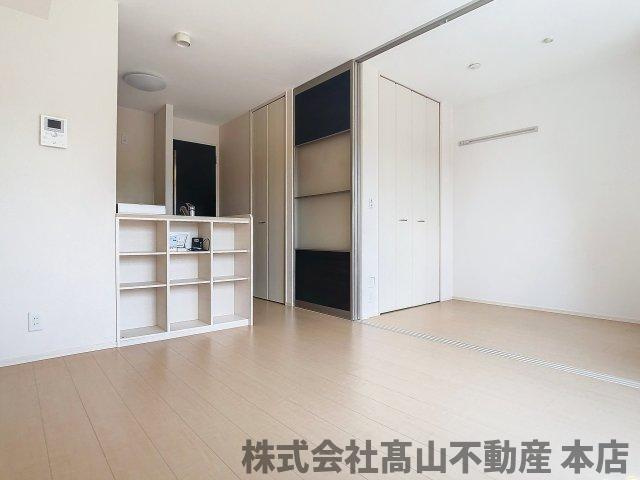 宗像市陵厳寺３丁目のアパートの居間・リビング