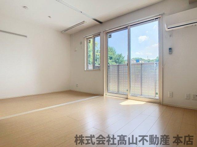 宗像市陵厳寺３丁目のアパートの居間・リビング