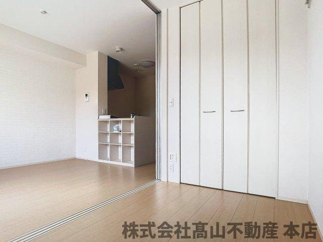 宗像市陵厳寺３丁目のアパートの居間・リビング