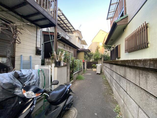 目黒区目黒本町４丁目の中古一戸建の前面道路含む現地写真| 