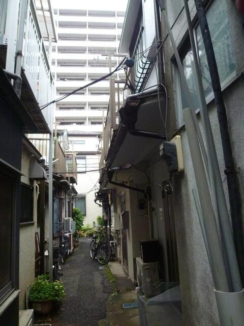豊島区巣鴨４丁目の中古一戸建の前面道路含む現地写真| 