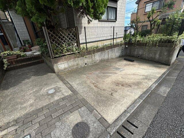 町田市小山町の中古一戸建の駐車場|敷地内の駐車スペース 