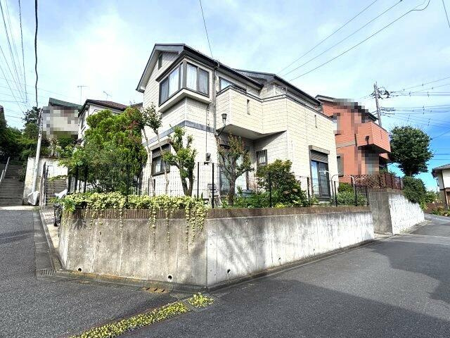 町田市小山町の中古一戸建の前面道路含む現地写真|南西側前面道路からの外観 