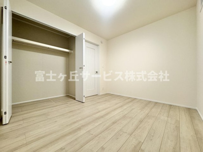 【洋室】 | 静岡市葵区北番町 2期 新築一戸建て A号棟 | 1Fにあるサービスルームです
