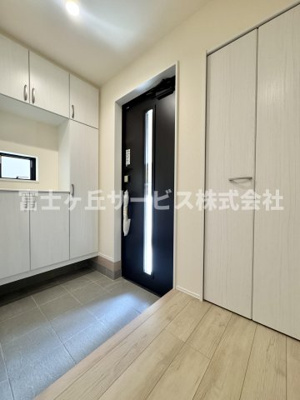 【玄関】 | 静岡市葵区北番町 2期 新築一戸建て A号棟 | 収納もある玄関です