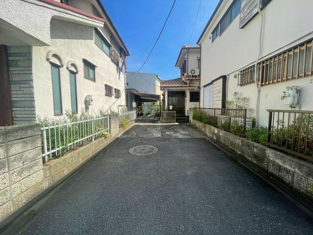足立区神明南１丁目の中古一戸建の前面道路含む現地写真| 