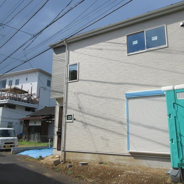 八王子市片倉町の新築一戸建の前面道路含む現地写真| 