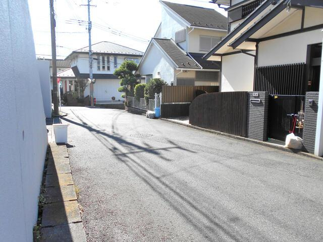 町田市玉川学園３丁目の中古一戸建の前面道路含む現地写真|前面公道 