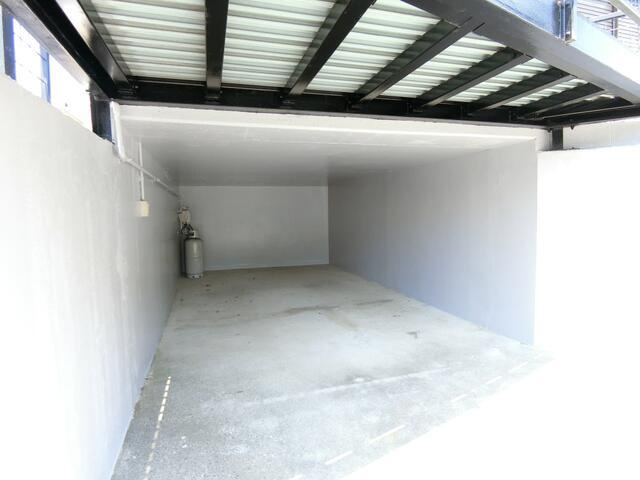 町田市本町田の中古一戸建の駐車場|多目的に使えるオープンガレー… 