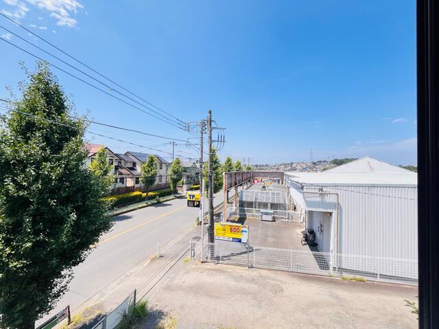 町田市本町田の中古一戸建の前面道路含む現地写真|２階洋室５帖からの眺望・ウェ… 